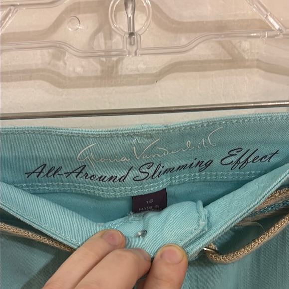 Gloria Vanderbilt “All-Around Slimming Effect” Lillian Skimmer Blue Capris - Picture 4 of 6